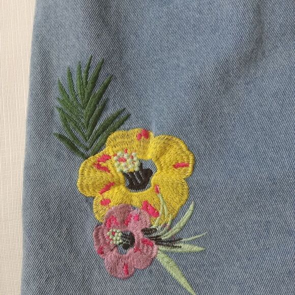 Buffalo David Bitton Button Front Embroidered Floral Denim Skirt Size 30 Waist - Picture 9 of 12